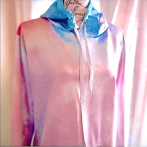 EUC THIS IS A SUPER CUTE&COMFY&SILKY FEEL TYE DYE LONGSLEEVE BOUTIQUE HOODIE!!! - Picture 4 of 6